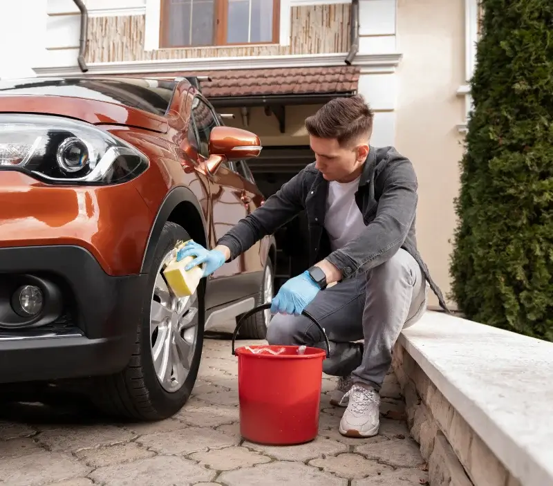 Lavage auto à domicile Saint-Félix-de-Lunel : professionnel intervenant sur un véhicule